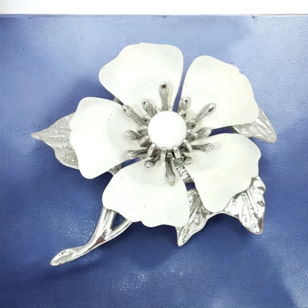 Vintage Sarah Coventry White Enamel/Silver Tone Flower Brooch/Pin